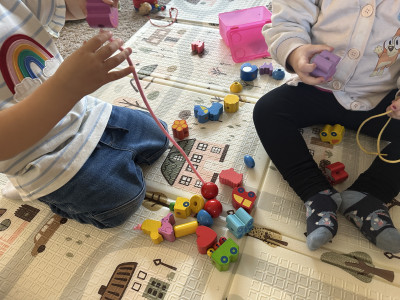 Zusammen eine Kette fädeln,